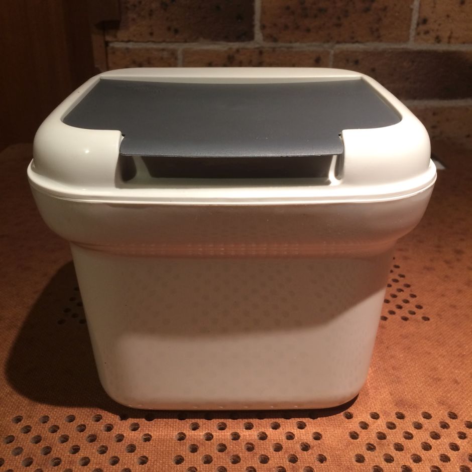 A 5 L bucket on-ground worm bin